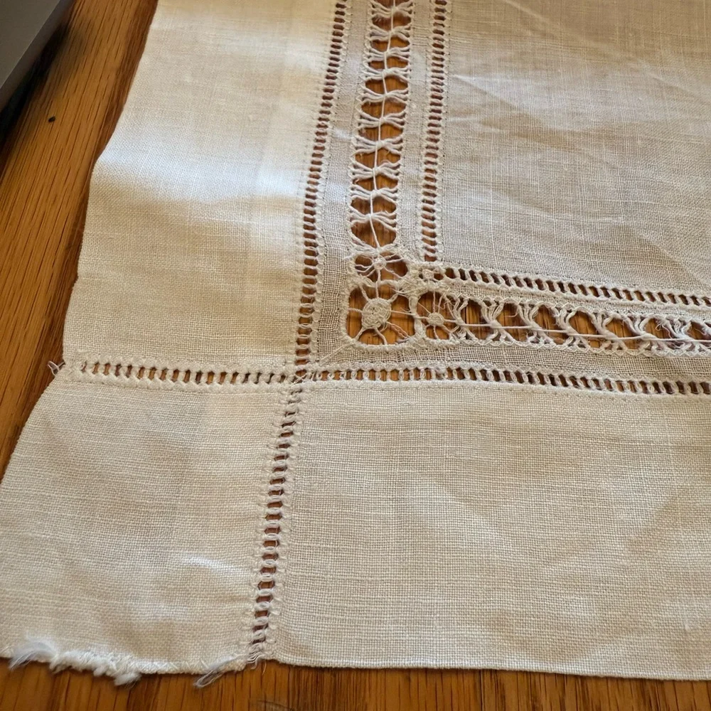 Elegant Vintage White Tablecloth with Details Around the Boarder